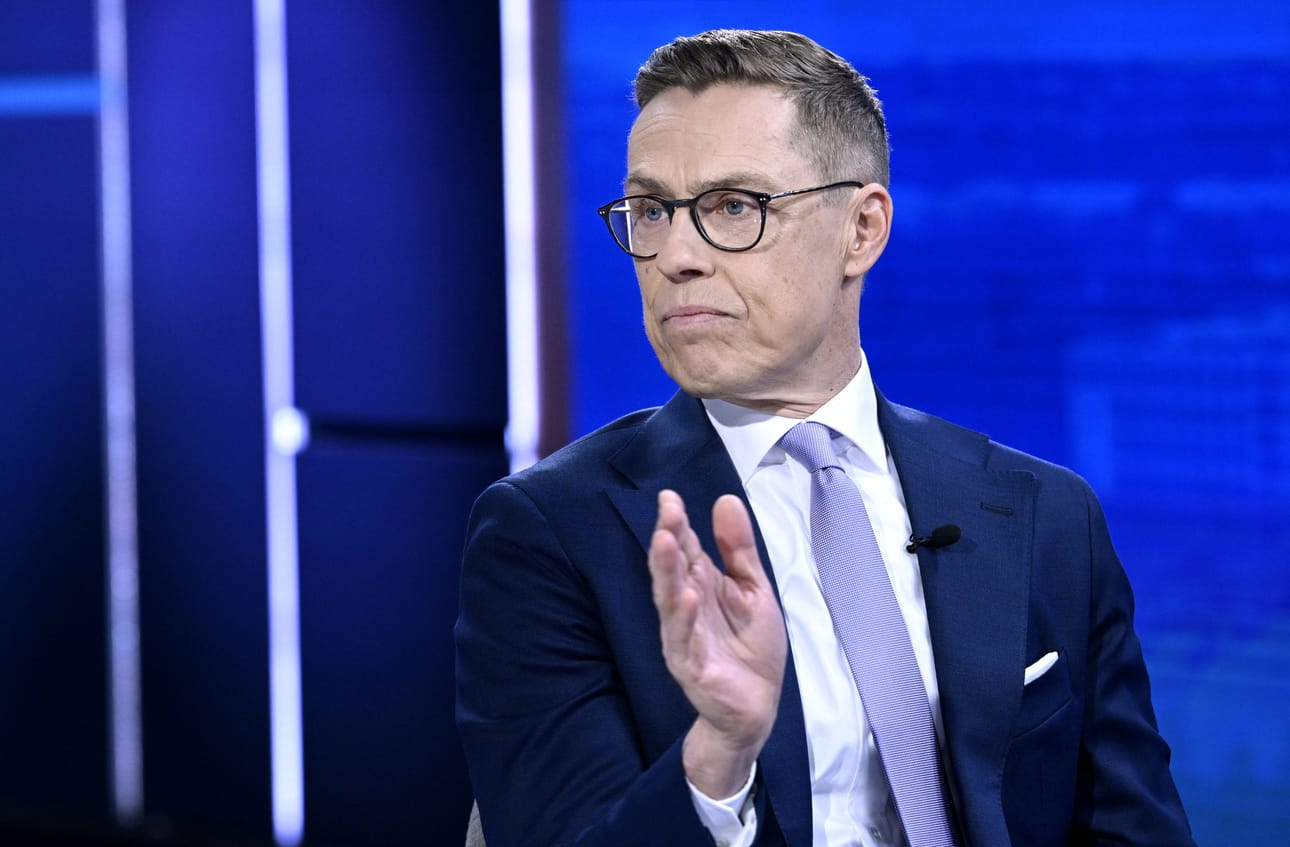 Presidentti Alexander Stubbin mukaan apupaketin hyväksyminen kiireellisesti on välttämätöntä, koska nyt ukrainalaiset maksavat viivytyksestä hengellään. Stubb sanoi, että kansallisessa politiikassa ei pitäisi pelata ukrainalaisten hengillä. HEIKKI SAUKKOMAA / LEHTIKUVA