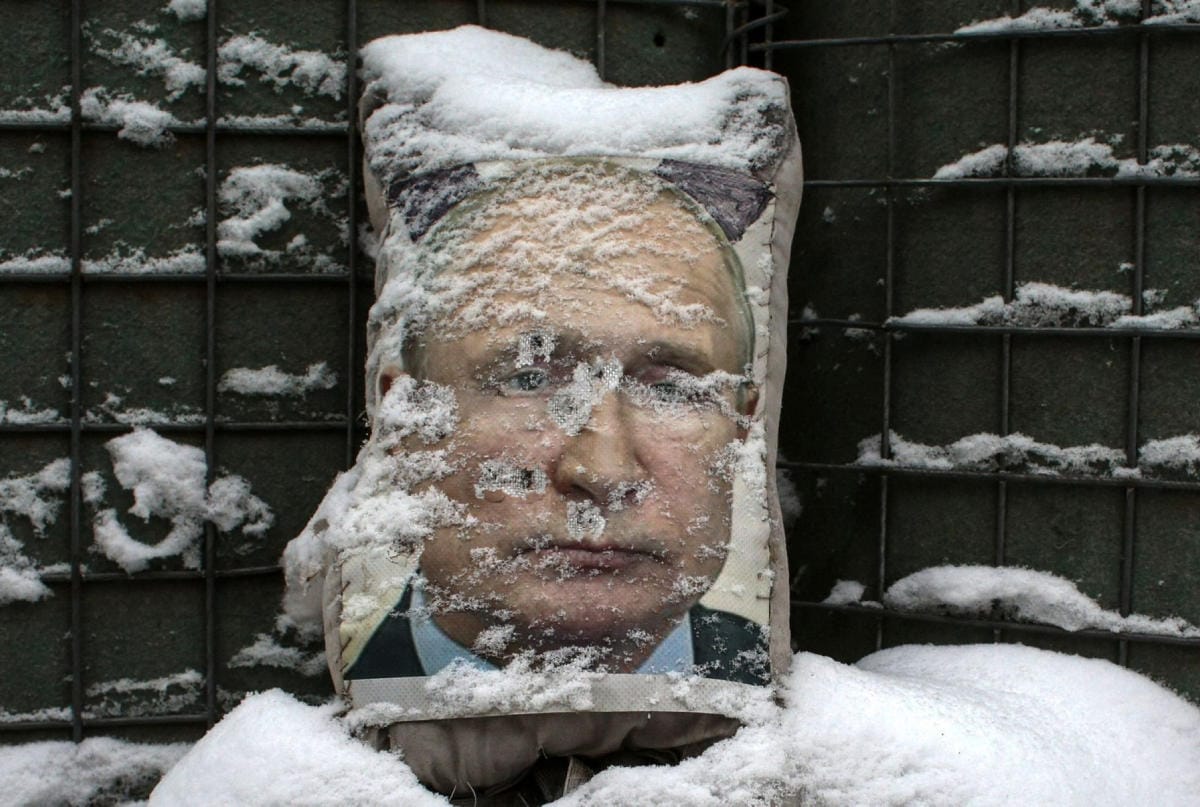 Uutta johtajaa tarvittaisiin tilanteessa, jossa Venäjä hyökkäisi Ukrainaan ja miehittäisi maan. Kuvassa ukrainalaissotilaiden maalitauluna käyttämä kuva Venäjän presidentti Vladimir Putinista. LEHTIKUVA / AFP