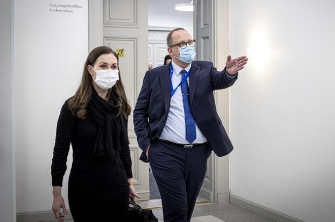 Vaasan kaupunginjohtaja Tomas Häyry pääsi näyttämään pääministeri Sanna Marinille (sd.) maanantaina tietä. Kuva: Paula Kaskimaa