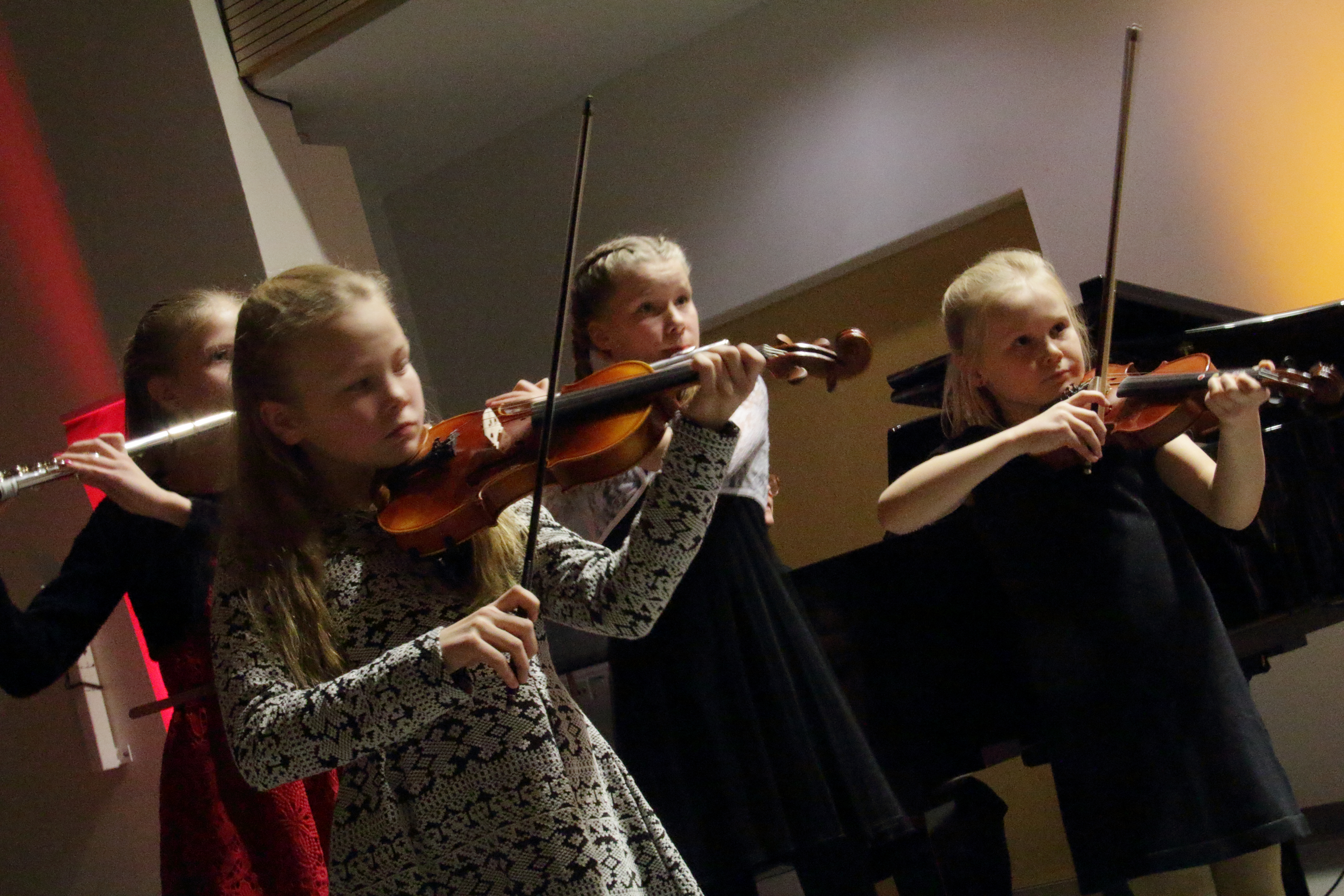 Jokilaaksojen minijouset ja monta muuta kokoonpanoa ja solistia esiintyi musiikkiopiston konsertissa Haapavedellä.