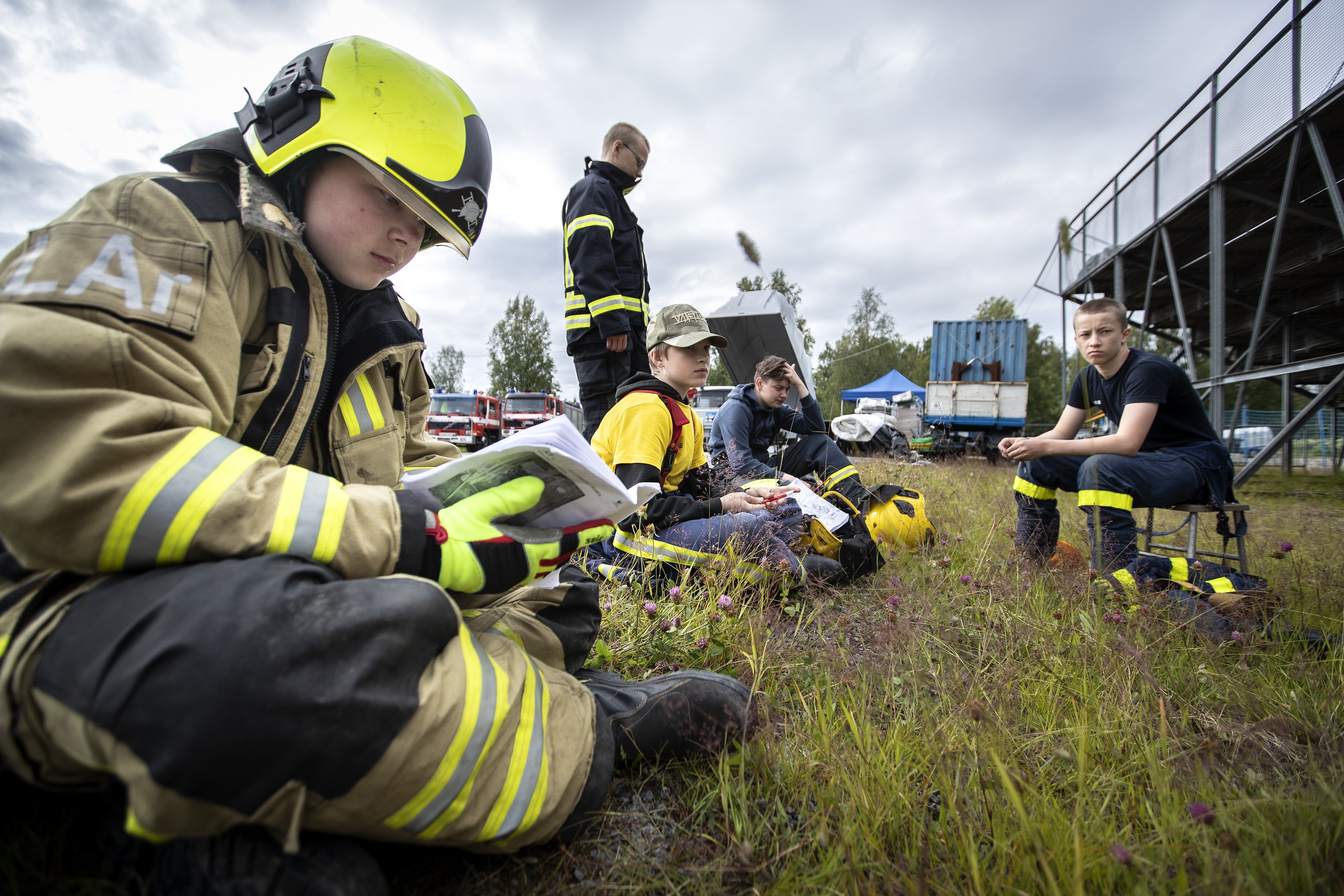 Tasokurssi neljän Vilho Arvio, Eetu Lindelä, Jussi Kerkelä, Jaakko-Sakari Ek ja Tuukka Karvonen (takana) pitivät taukoa harjoiteltuaan aamun ovien murtamista.