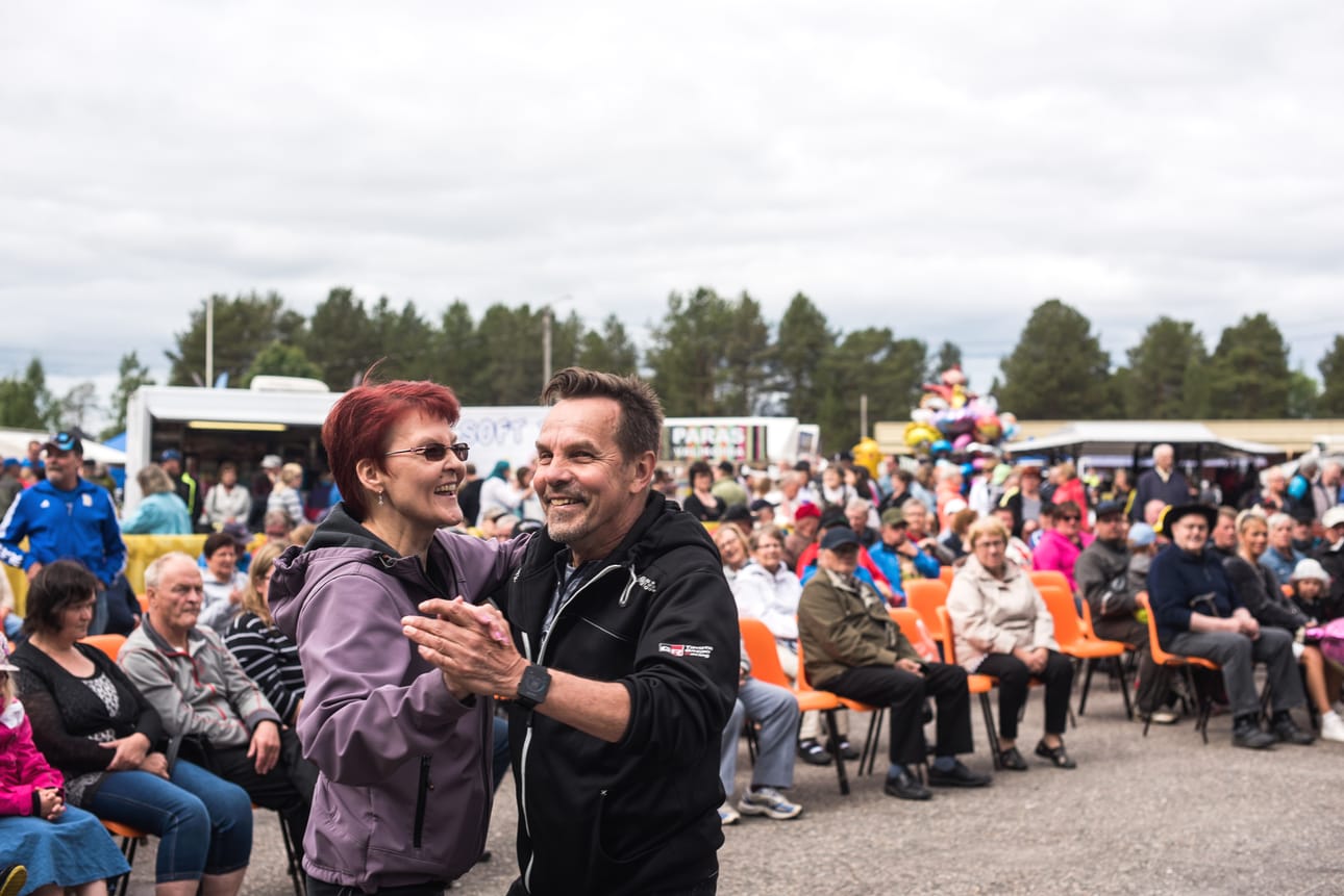 Tuomo Kiviniemi ja Satu Petrelius pistivät jalalla koreasti Tanssiorkesteri Ässien tahtiin.