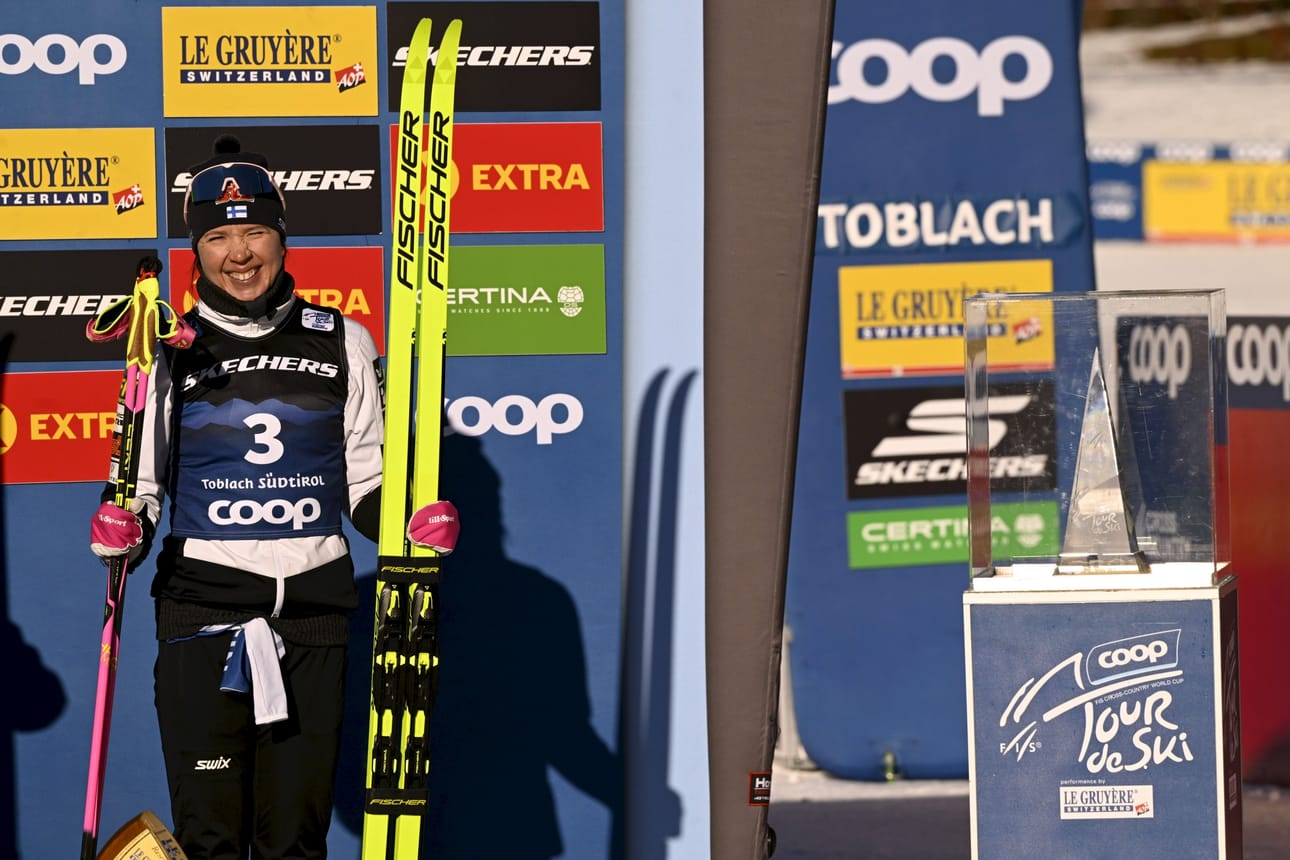 Kerttu Niskasen suksista vastaa Tour de Skillä Mika Venäläinen Niskasen vakihuoltajan tuuraajana. LEHTIKUVA / EMMI KORHONEN