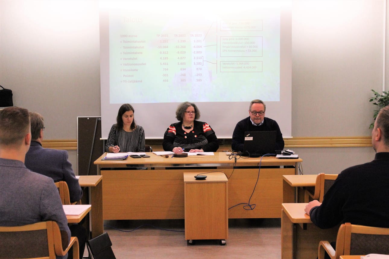 Karijoen hallintopäällikkö Jenni Rankaviita (vas.), kunnanvaltuuston puheenjohtaja Soile Luoma ja kunnanjohtaja Marko Keski-Sikkilä Karijoen valtuustossa viime viikolla.