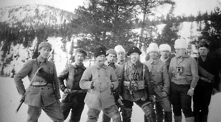 Pudasjärveläisten komppania taisteli vuoden 1918 sodassa Vienan Karjalassa. Kuvassa ollaan 8.4.matkalla Soukeloon ja pudasjärvisten osalta sodan verisimpään taisteluun. Mukana oli myös kaksi sairaanhoitajaa, jotka osoittautuivat tarpeellisiksi. Toinen heistä oli puun alla istumassa näkyvä Lahja Rissanen Pirinrannalta.