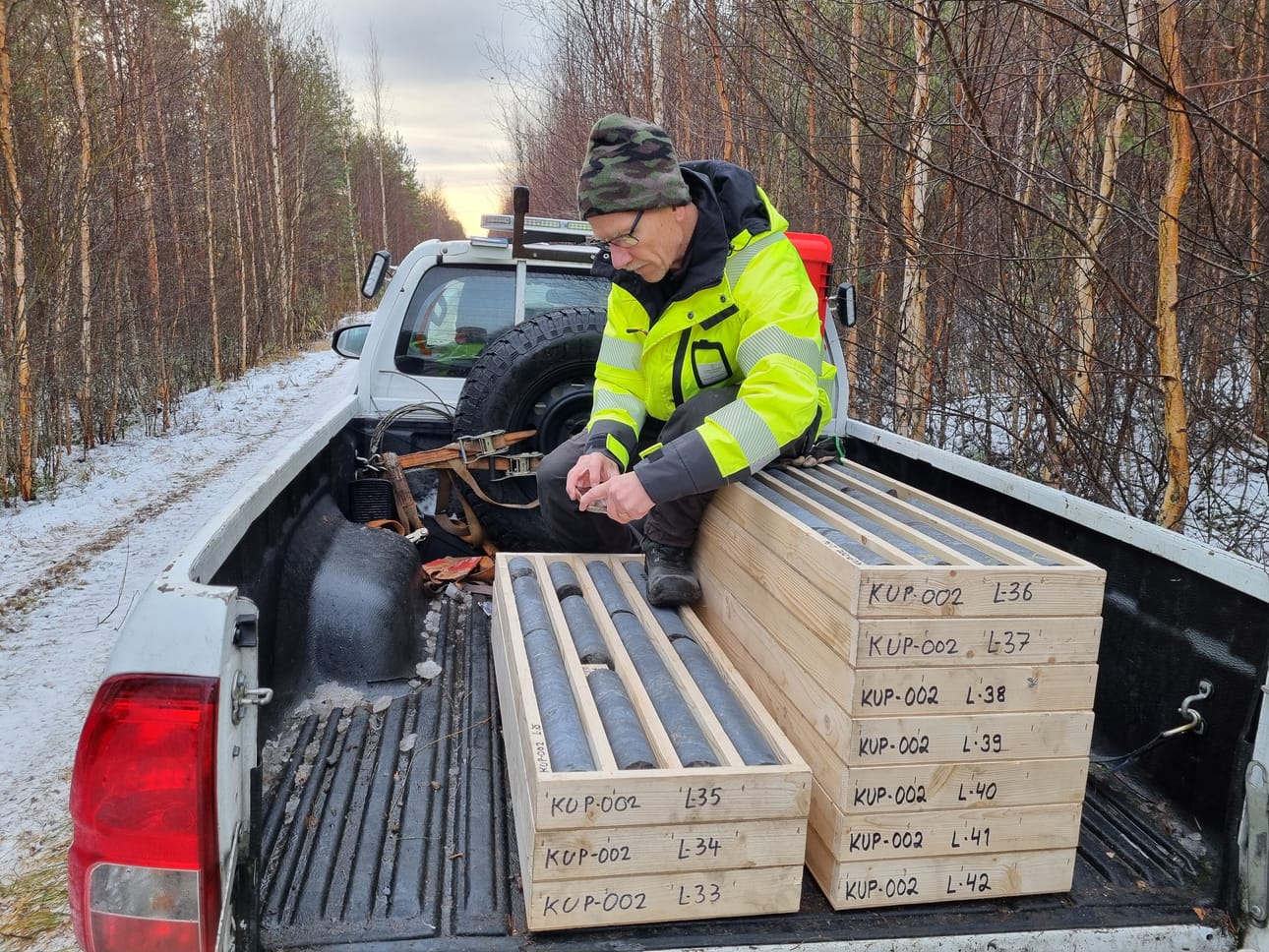 Kupukan grafiitti oy:n toimitusjohtaja Hannu Makkonen tarkastelee kairausnäytteitä.