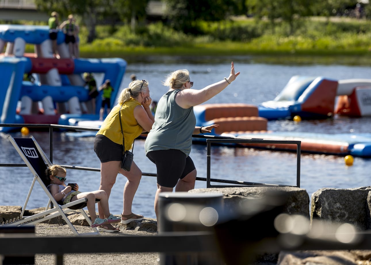 Vuoden lämpöennätys mitattiin Oulussa. Oululaiset nauttivat heinäkuun helteistä Linnasaaren vesipuistossa.
