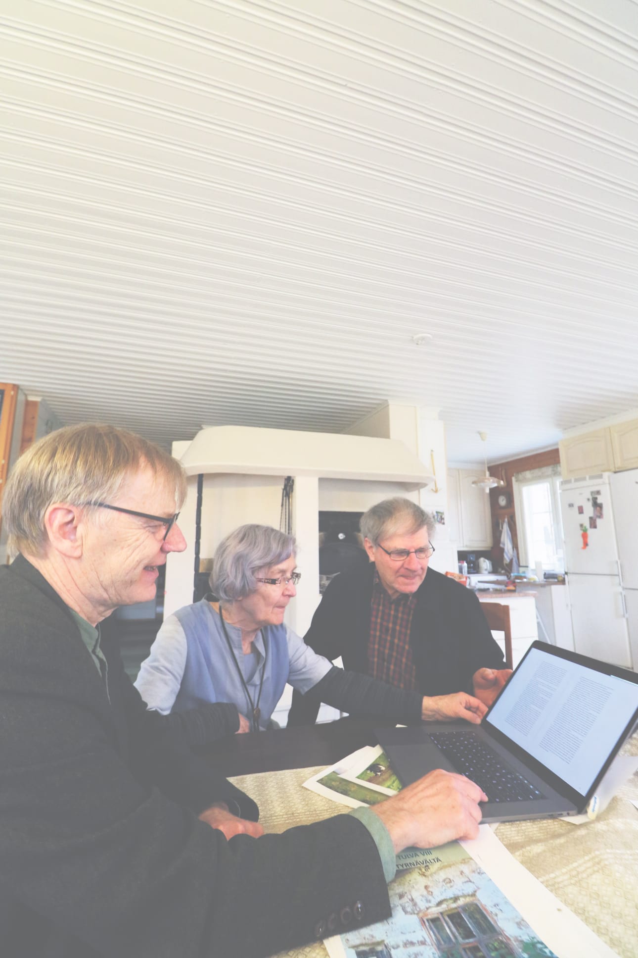 Esko Alasaarela, Kyllikki Matinolli ja Erkki Alasaarela tutkivat elokuussa ilmestyvän kirjan taittoa. Tarinoita Tyrnävältä -teoksesta on tulossa visuaalisesti hieno ja sisällöltään mielenkiintoinen.