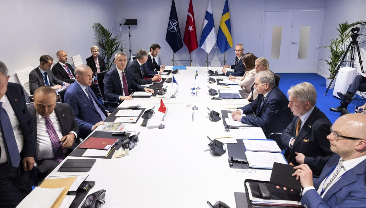 Presidentti Sauli Niinistö, Ruotsin pääministeri Magdalena Andersson ja Turkin presidentti Recep Tayyip Erdogan keskustelevat tapaamisessa Suomen ja Ruotsin Nato-hakemuksista. LEHTIKUVA / HANDOUT / NATO