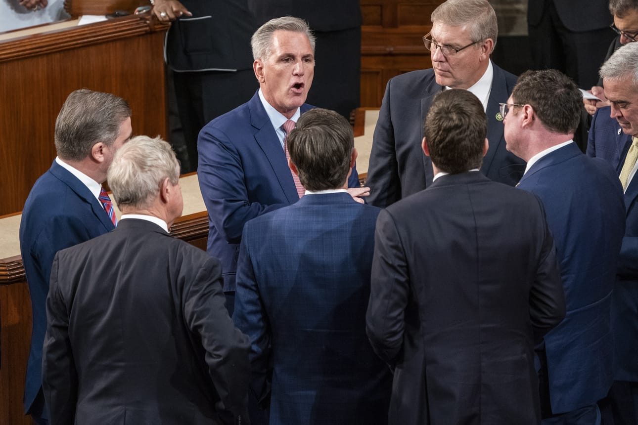 Republikaanien Kevin McCarthy keskusteli kollegoidensa kanssa, kun edustajainhuoneen puhemiehen toisen äänestyksen tulokset oli laskettu Washingtonissa.