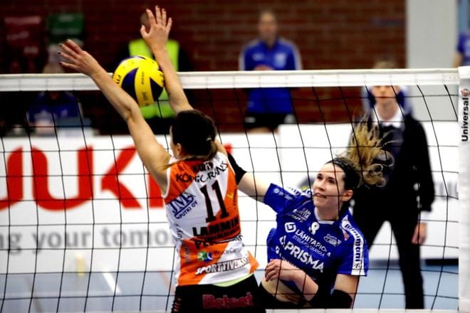 Jymyn Andie Malloyn isku painui Hämeenlinnan Paulinen Martinin käsien välistä kenttään. KUVA: HEIKKI HAKANEN
