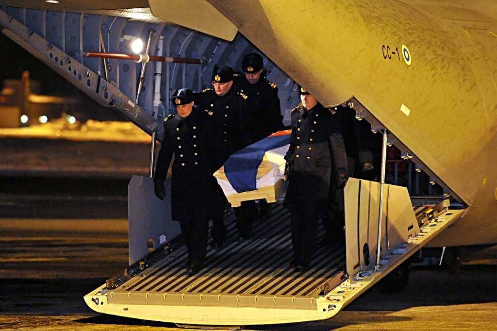 Afganistanissa tiistaina palveluksessa menehtynyt rauhanturvaaja, yliluutnantti Jukka Kansonen tuotiin takaisin Suomeen torstai-iltana.