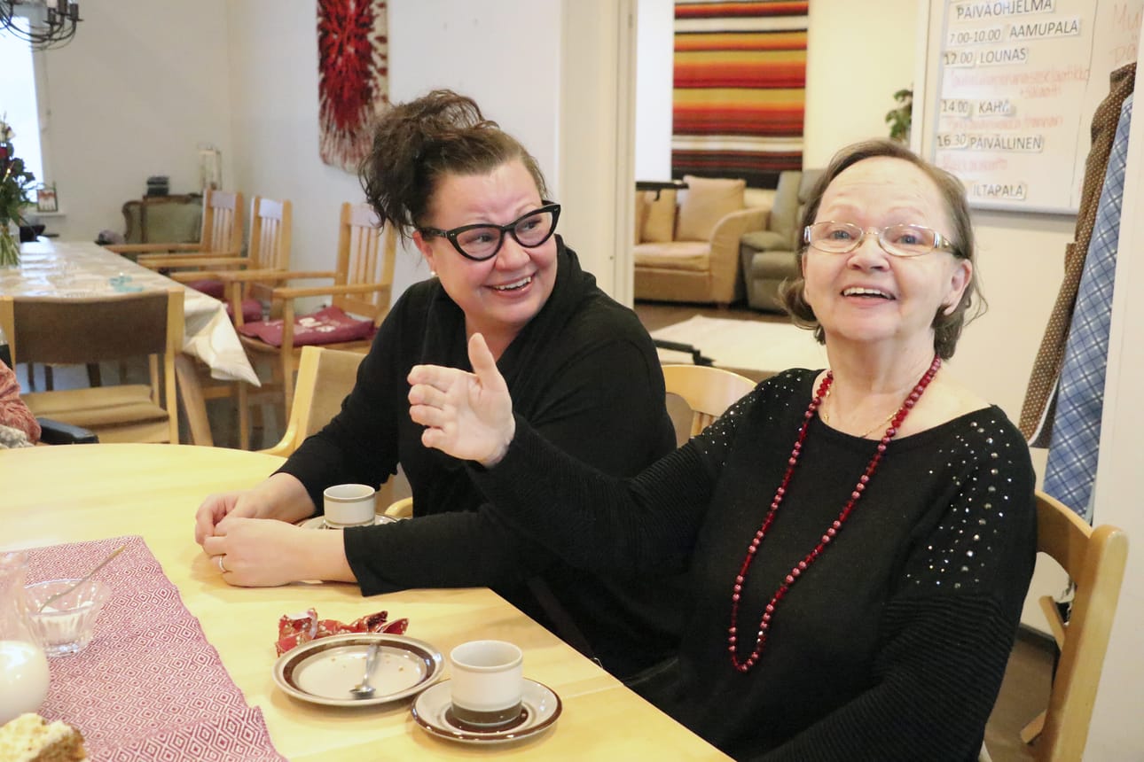 Anneli Kalliokoski ei ole ollut enää pelokas asuessaan Honkisuon Mummolassa. Tytär Riitta Vuolteenaho on äitinsä asumisjärjestelyyn hyvin tyytyväinen.