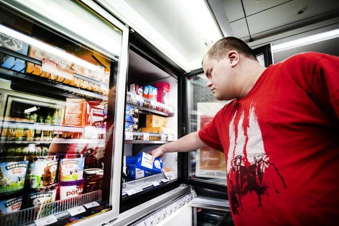 Seinäjoella asuva Aake Saarinen on tänä kesänä ostanut tavallista enemmän jäätelöä. KUVA: KRISTA LUOMA