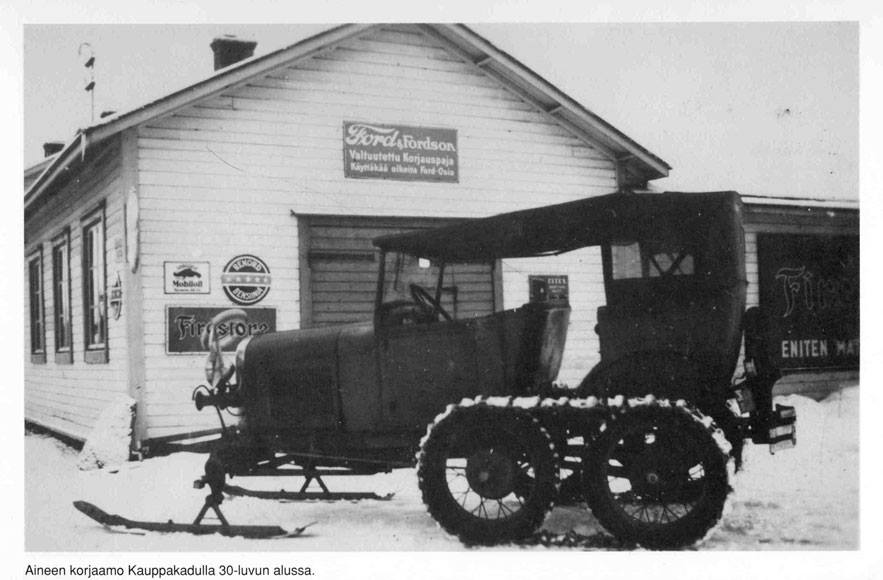 Lumikiitäjä Aineen Autoyhtiön korjaamon edessä Torniossa 1930-luvun alussa.