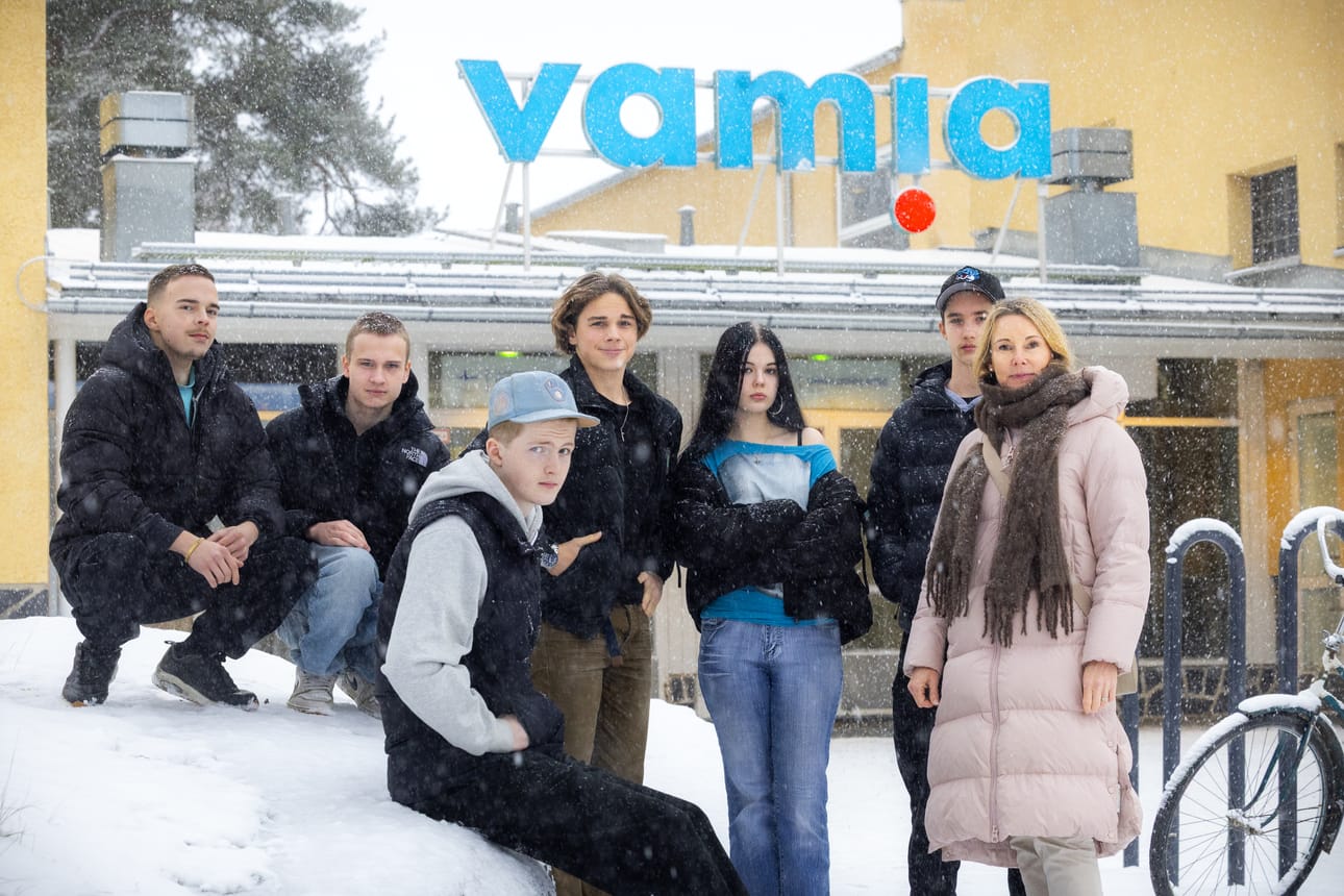 Vamian merkonomiopiskelijat Jesse Palomäki, Luka Mielty, Miro Lesonen, Luka Mäkinen, Sonja Rauhala ja Veeti Kivimäki sekä liike-elämäpalveluiden opettaja Tea Tammenpää valmistelevat parhaillaan viidettä JouluPussi-keräystä vähävaraisille perheille.