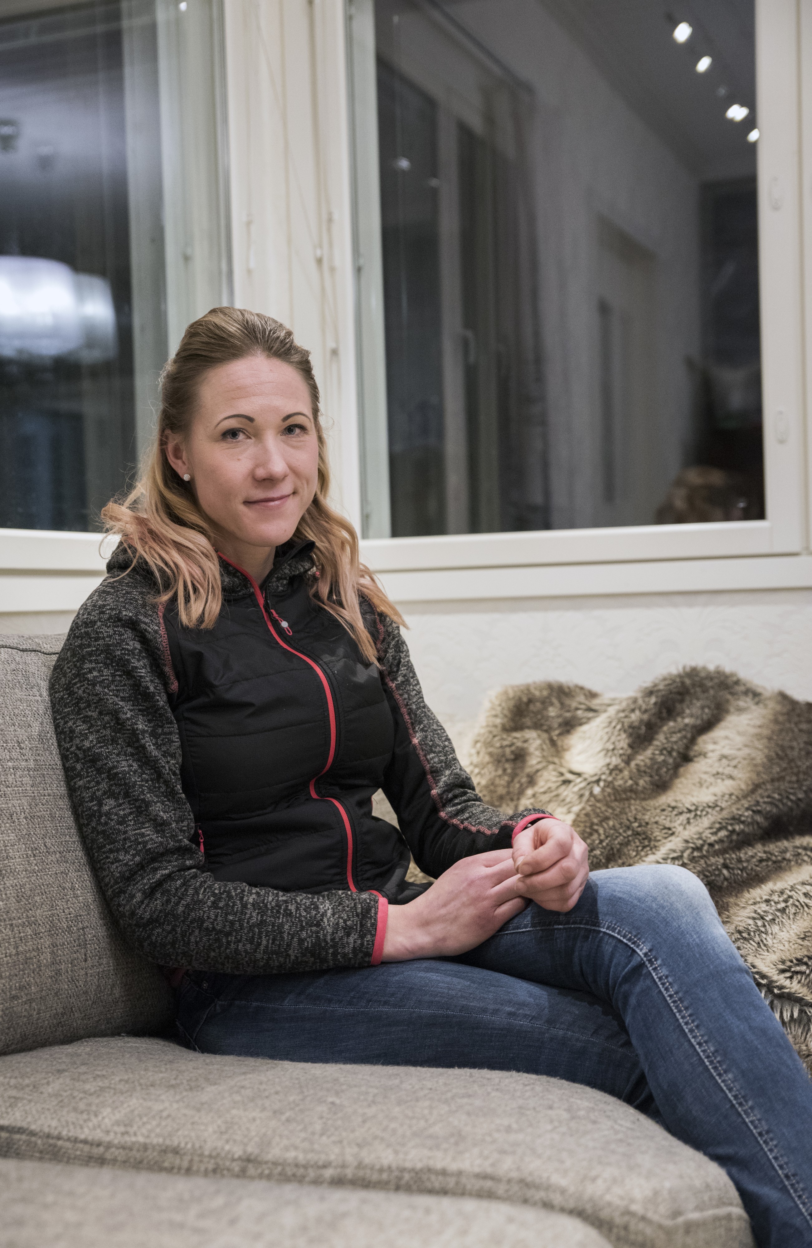 Ylöjärveläisen Anu Holopaisen tekee onnelliseksi erityisesti muiden auttaminen ja iloiset ihmiset. Onnea elämään tuovat myös koirat ja oma poika. "Olen iloinen, että asiani ovat hyvin. Aina voisi mennä huonomminkin", Holopainen toteaa.