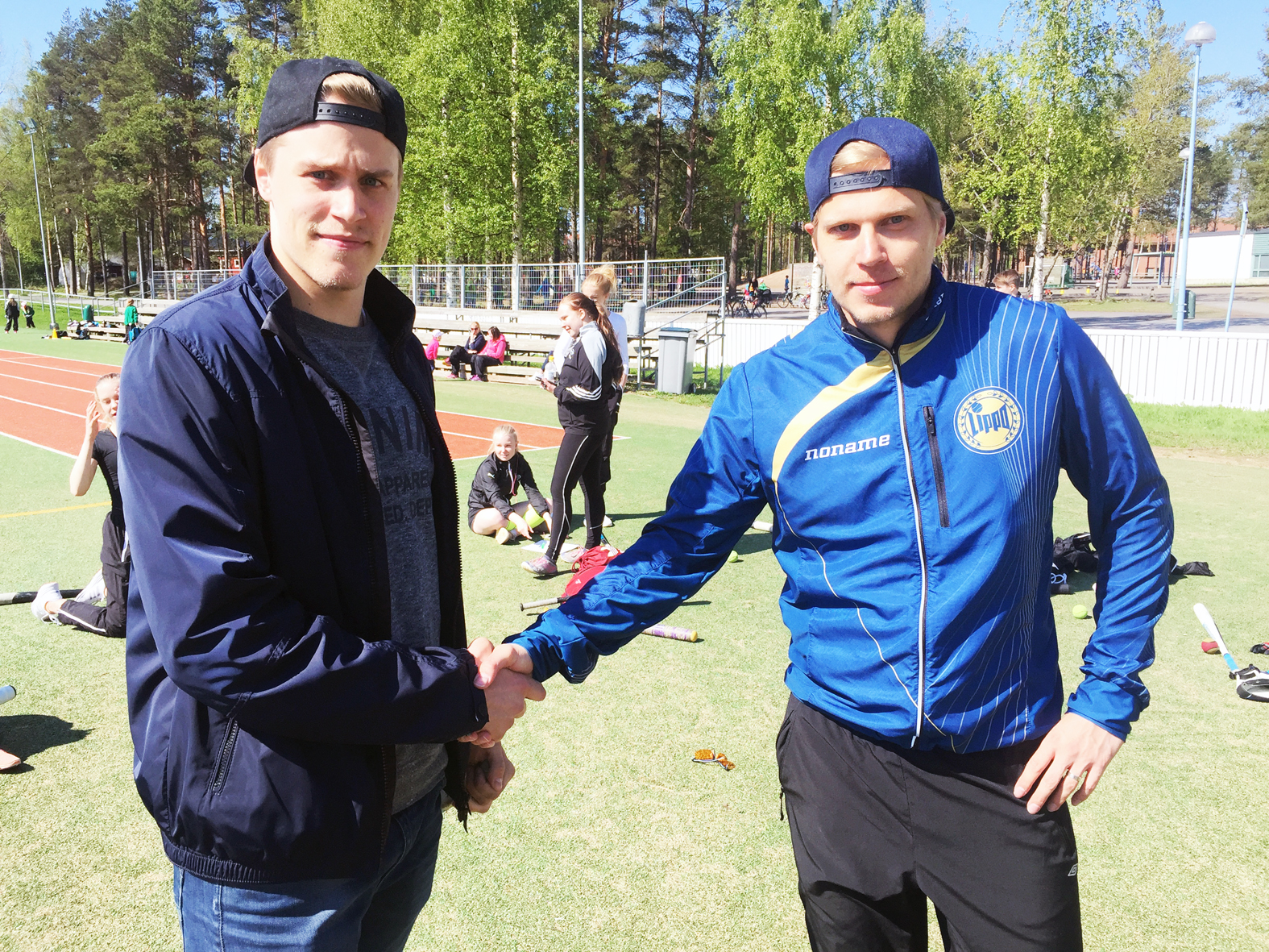 Kärpissä pelaava Saku Mäenalanen (vasemmalla) paiskasi kättä Lipon Hannu Huuskosen kanssa. Molemmat testasivat millaiseen vauhtiin pesäpallo ja kiekko saadaan. Mäen-    alaselle pesäpallo on tuttua lapsuusvuosilta.