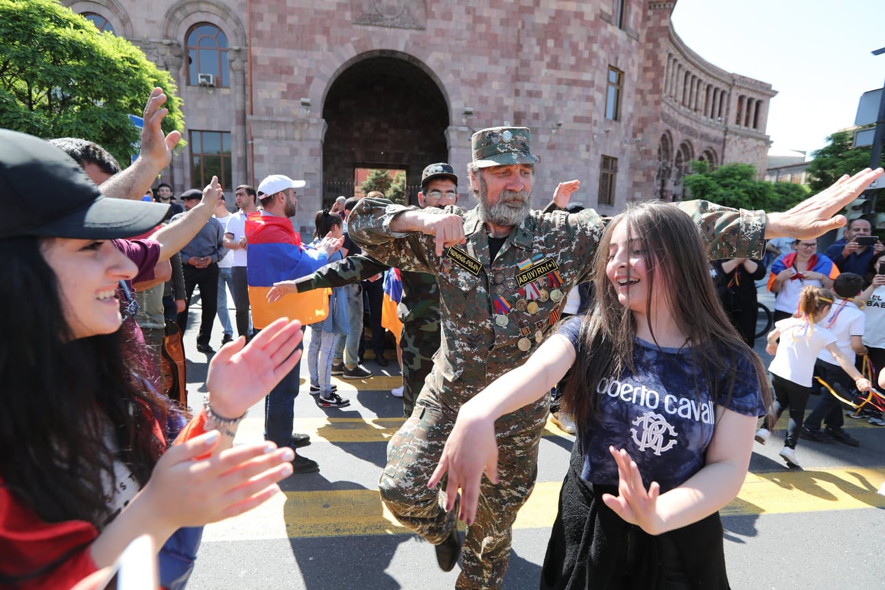 Tanssiva vallankumous? Armenialaiset mielenosoittajat tanssivat kadulla suljettuaan sen Jerevanissa keskiviikkona.
