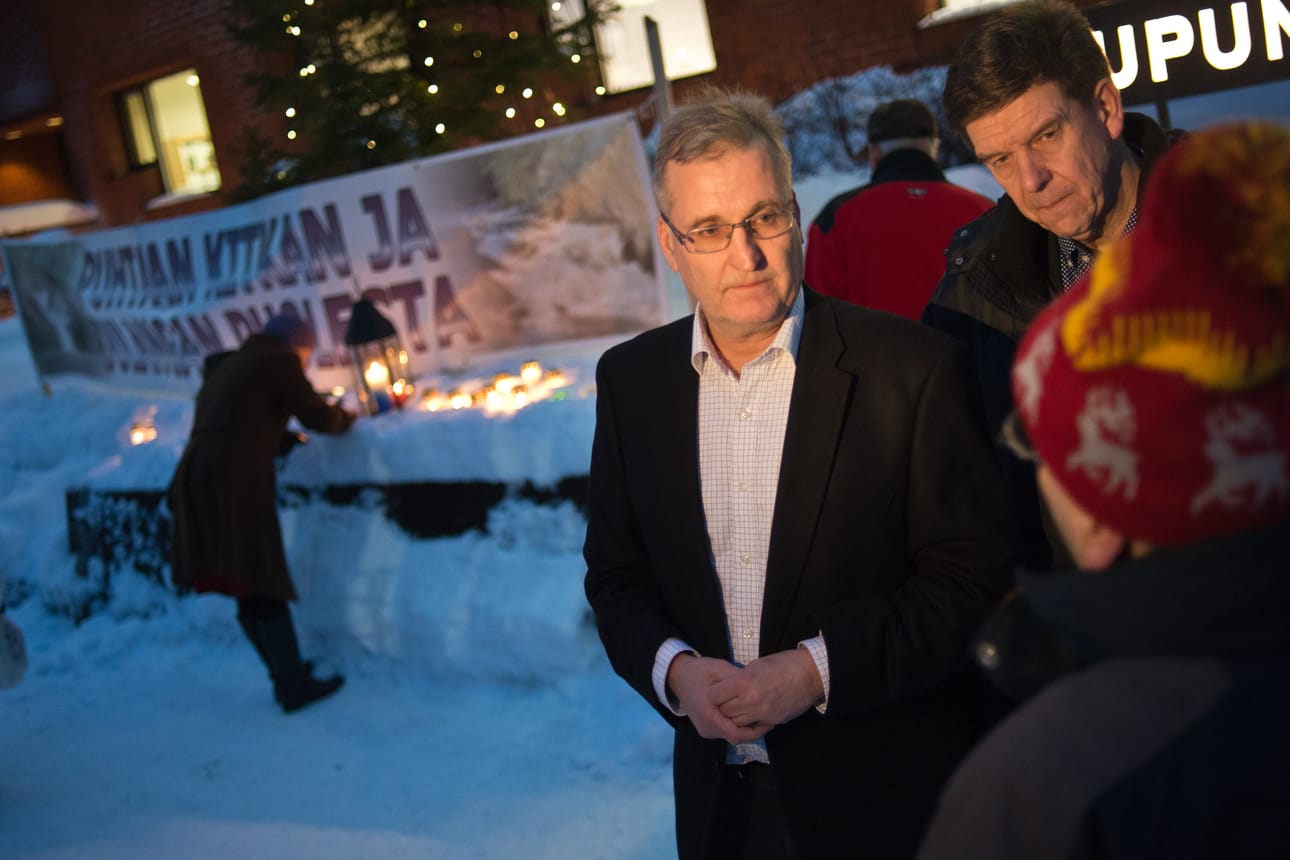 Projektipäällikkö Ilpo Mäkinen ja Dragon Miningin toimitusjohtaja Kjell Larsson vastailivat kuusamolaisten kysymyksiin kynttilämielenilmaisussa.