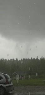 Ärhäkkä sadekuuro yllätti. Tuuli pyöritti puita suuntaan ja toiseen ja pilvillä oli kova kiire 😆
