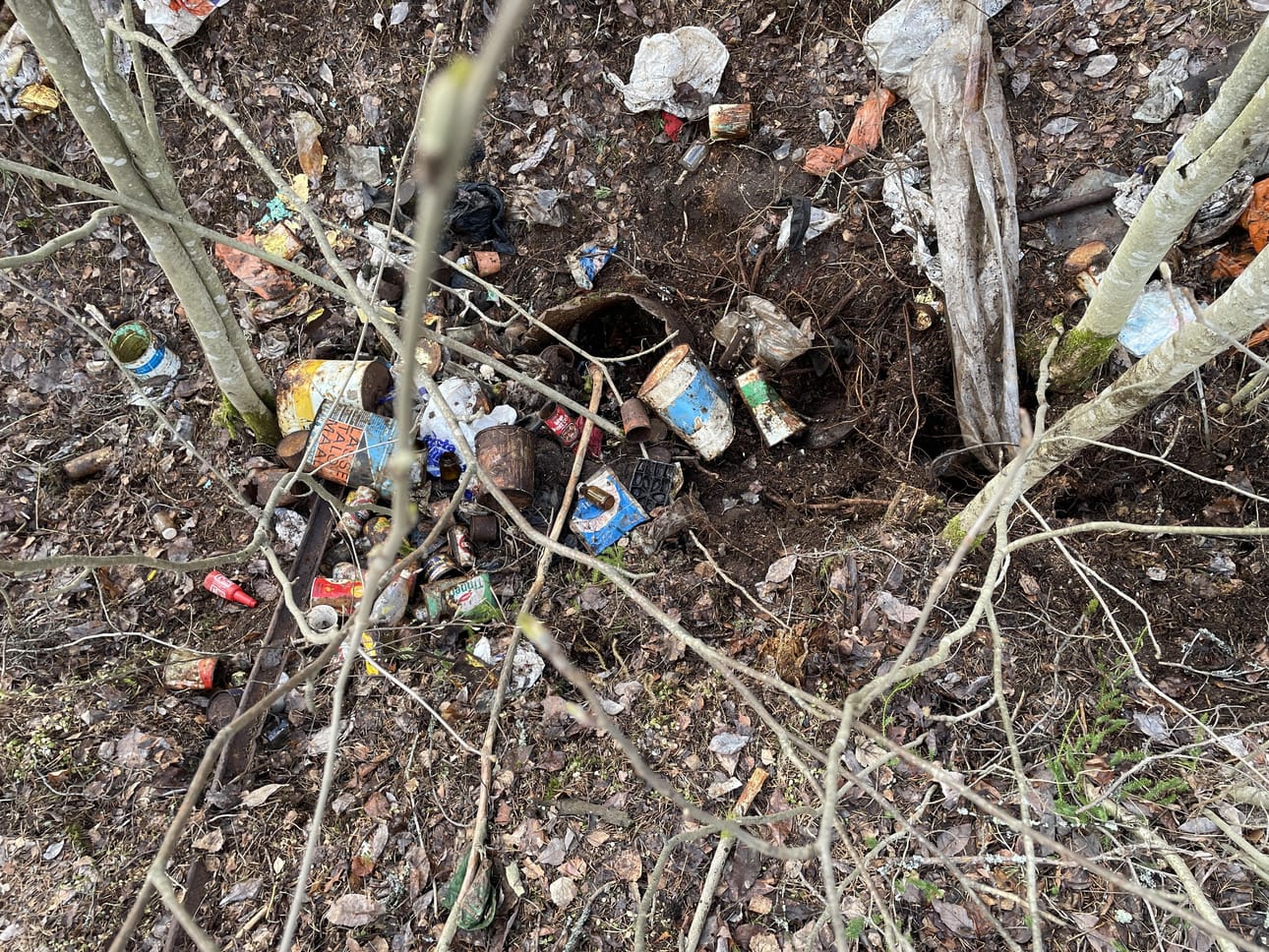 Ensiksi maasta pilkotti jätesäkin kulma, sitten roskia alkoi löytyä lisää ja lisää.