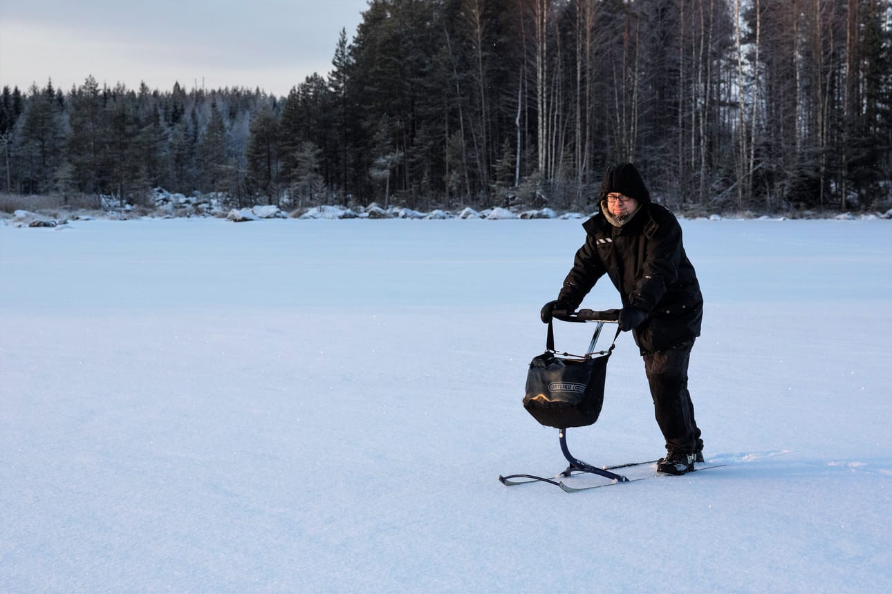 Kamerarepun ja retkeilyvarusteet saa tankoon kätevästi liinoilla kiinni, ja meno on silti vakaata, kehuu Anssi Toivonen.