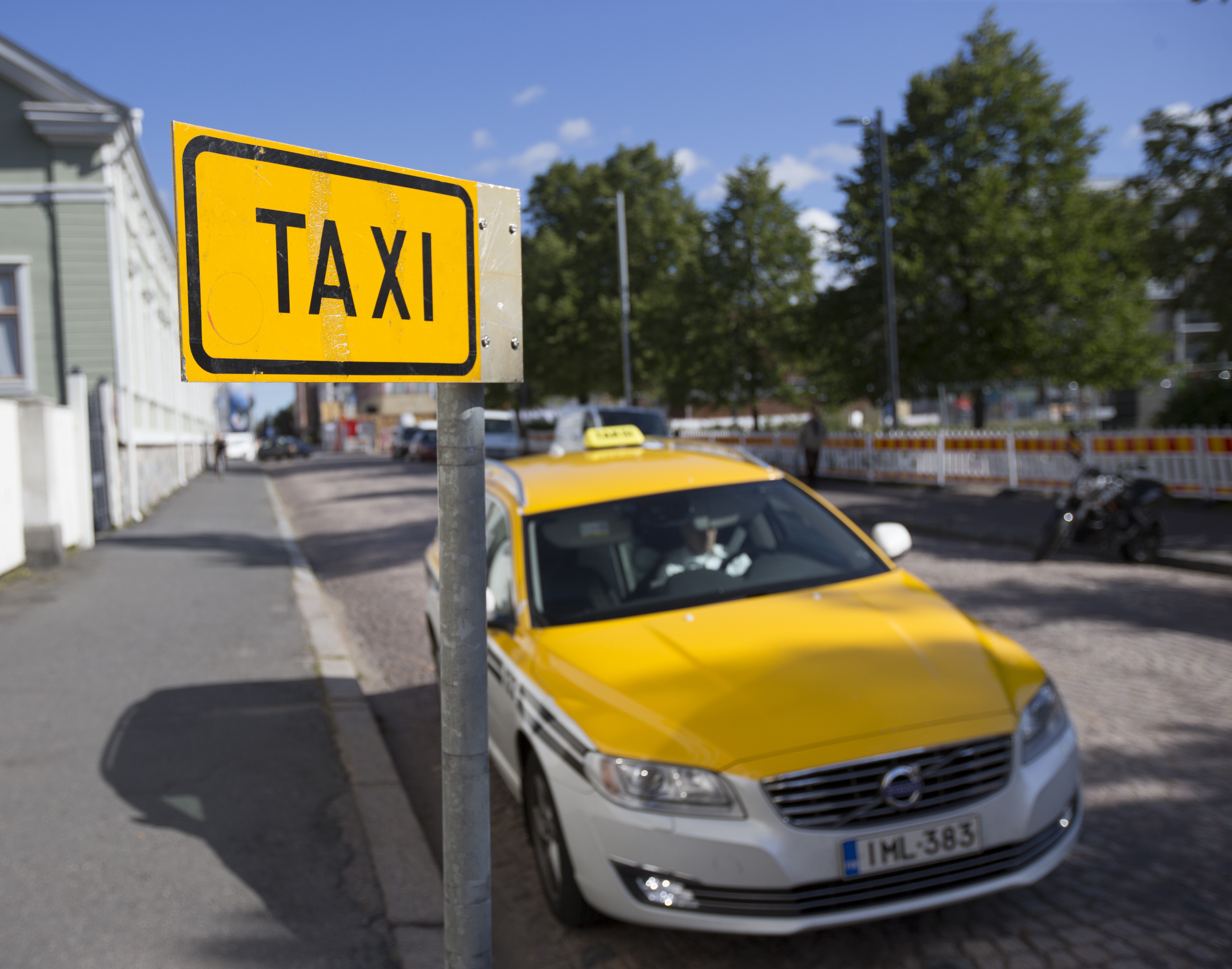 Osa autoilijoista ei ole vielä huomannut sitä, että Kirkkokadun taksitolpan sijainti on muuttunut. Väärin pysäköidyt autot aiheuttavat päänvaivaa tolpalle pyrkiville taksikuskeille.