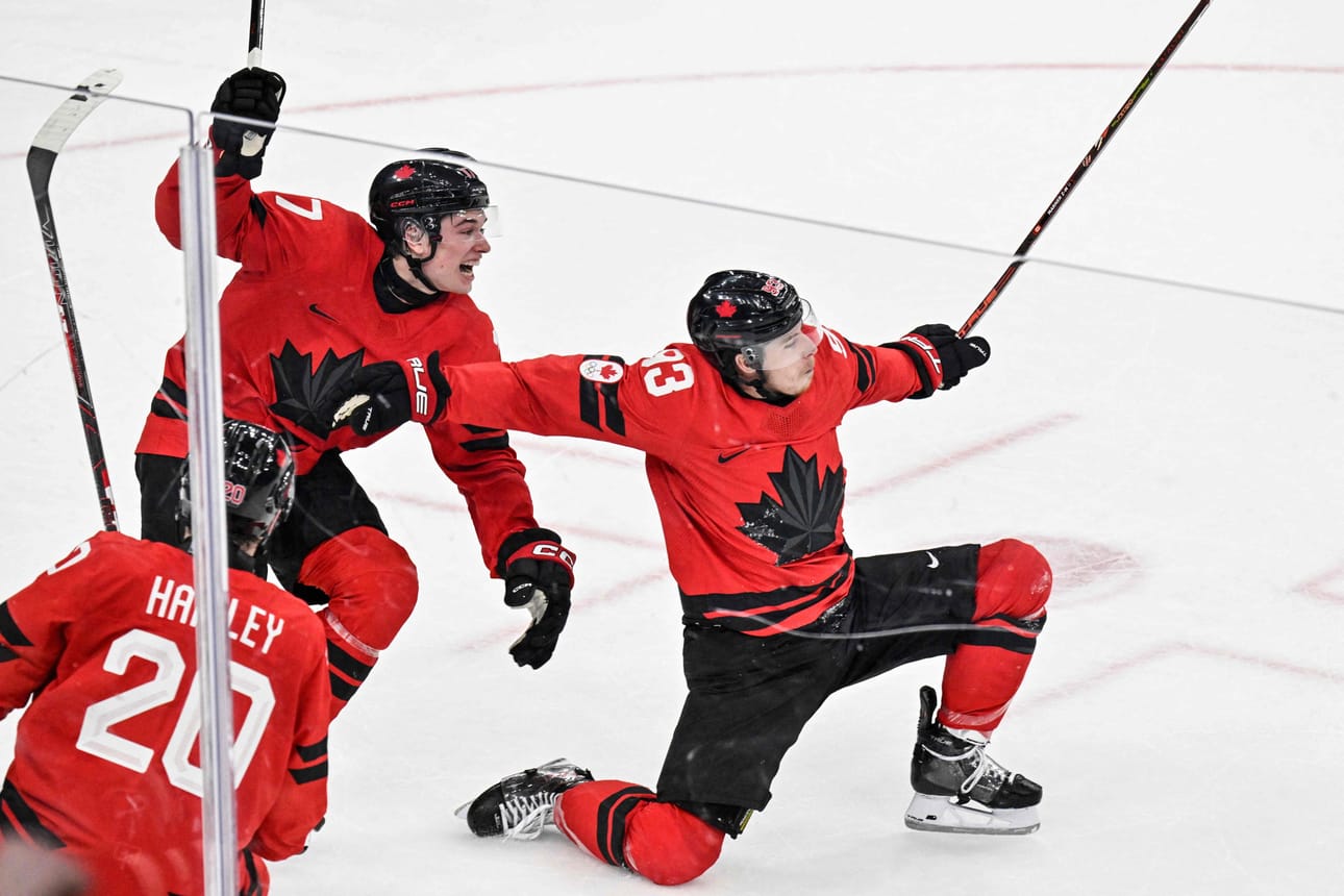 Kanadan Mitch Marner (oik.) teki joukkueensa voittomaalin Tshekkiä vastaan jatkoajalla.