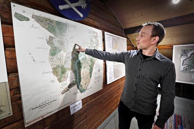 Kaupunginhallituksen puheenjohtaja Olavi Kandolin (kesk.) kommentoi kohua. Kurikka-Seuran puheenjohtajanakin toimiva Kandolin osoittaa arkistokuvassa Kurikan keskustan karttaa vuodelta 1736. Kurikan keskustassa käytiin Napuen taistelun ensimmäinen kahakka vuonna 1714. Kaupungin 8.-luokkalaisten näyttelyvierailujen perumisesta syntyi kahakka lähinnä sosiaalisessa mediassa. Arkistokuva: Kari Löfhjelm