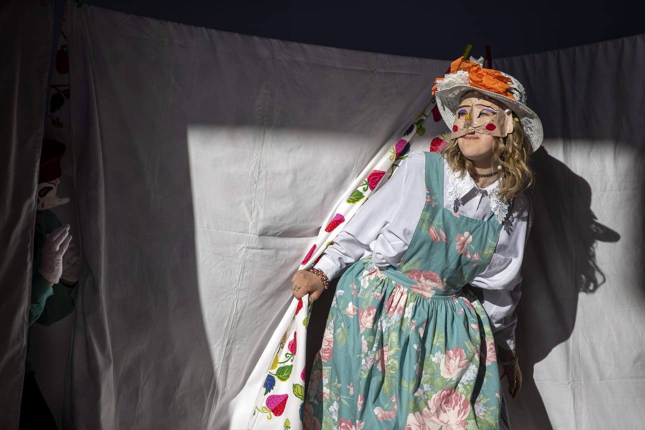 Pierrot ja yön salaisuudet on Michel Tournierin syvällinen ja sydäntäsärkevä kolmiodraama. Pierrot'n ja Harlekiinin tavoitteleman Colombinen roolissa on Adele Tuomikoski.