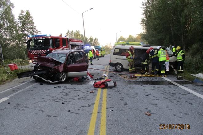 Pikkubussin ja henkilöauton nokkakolari sattui viikko sitten tiistaina Peräseinäjoella. Yhdestätoista loukkaantuneesta yhdeksän on pääsyt jo sairaalahoidosta. Kuva: Pohjanmaan poliisilaitos