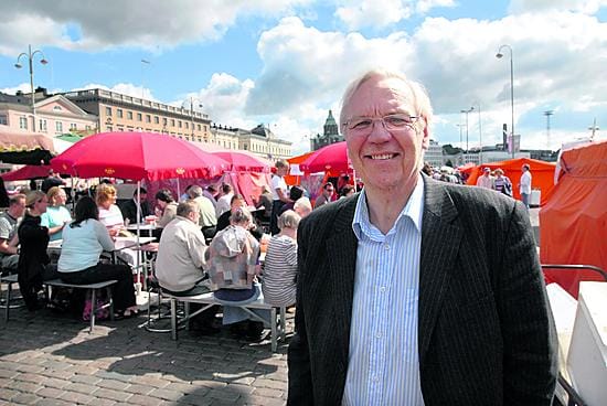 Helsingin kauppatorilla kahvia nautiskeleva Jukka Peltomäki siirtyy lokakuun alussa Vantaan apulaiskaupunginjohtajaksi. "Taustaesikunnasta siirryn eturintamaan", monissa kuntakähinöissä mukana ollut Peltomäki naurahtaa.