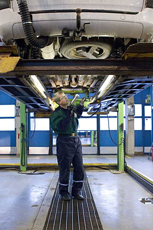 Trafin tilastosivuilta lötyy tarkat tiedot eri ikäluokkien autojen hylkäysprosenteista.