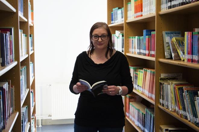 Vasa övningsskolan IB-linjalla suomenkielisille kirjallisuutta opettava Anne Salovaara on ylpeä ensimmäisestä novellikokoelmastaan. Kuva: Janette Litmanen