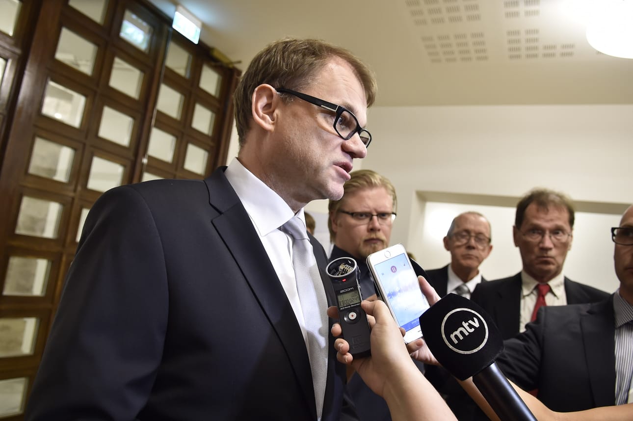 Pääministeri Juha Sipilä toivottaa neuvottelijoille sisua, jotta kilpailukykysopimus saadaan väännettyä maaliin.