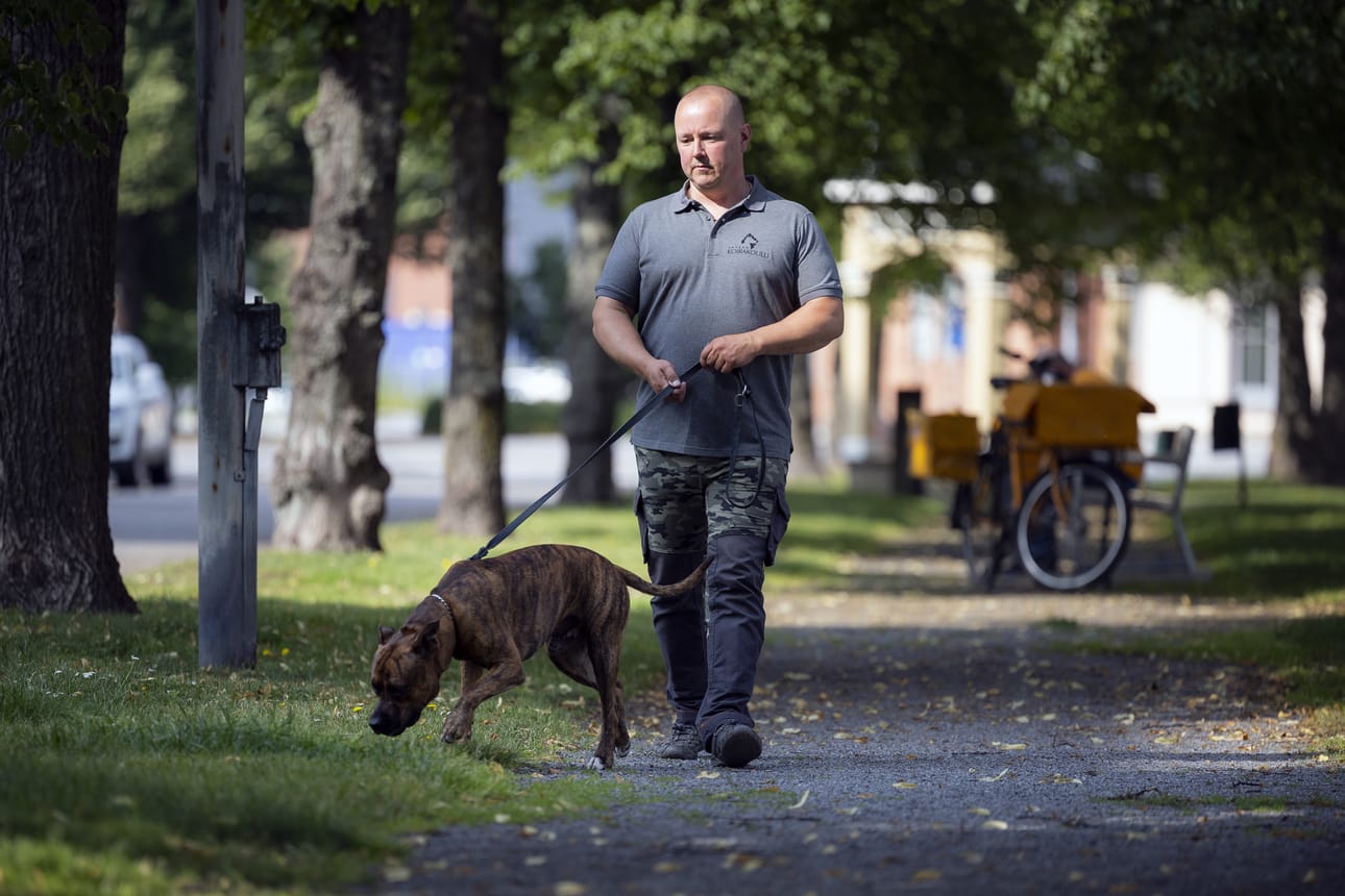 Jukka Kuusalo on koirankouluttaja Vaasan Koirakoulussa.