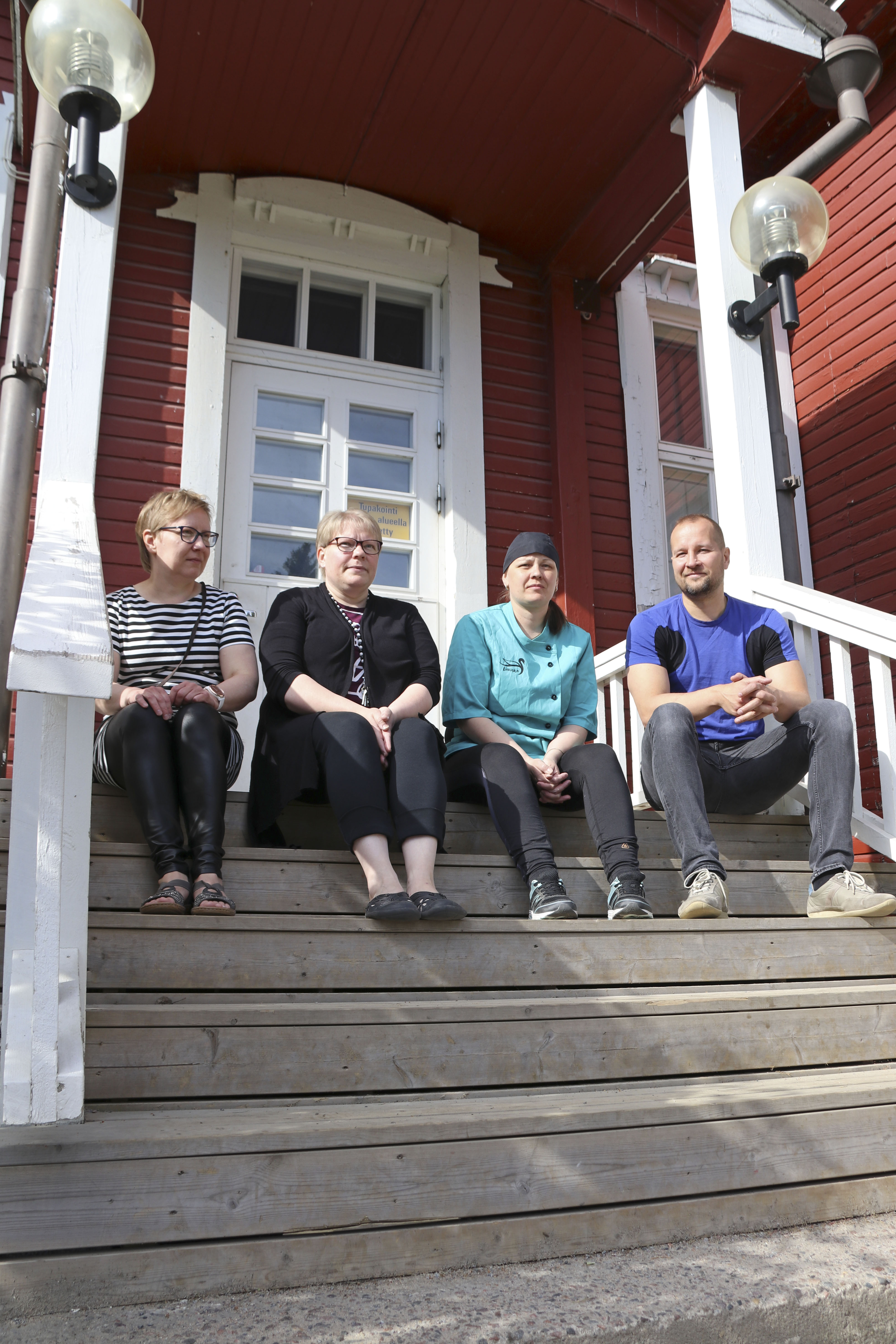 Minna Heikkilä, Mervi Tiermas, keittäjä-siivoojana toiminut Eija Loponen ja Joni Kummala kertovat pienen koulun työyhteisön olleen mitä parhain.