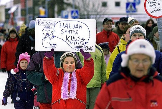 Kuusamon synnytysosaston puolesta on taisteltu useita vuosia. Kuva vuoden 2003 mielenilmaisusta.