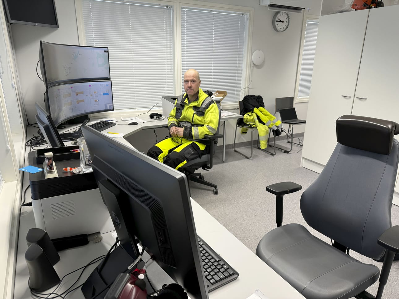 Jätevedenpuhdistamon valvomo on yksi puhdistamonhoitajan tärkeistä työtukikohdista. – Valvomossa seurataan puhdistusprosessia ja tarvittaessa prosessia säädetään. Valvomon päiväkirjoihin kirjataan ylös kaikki tulokset, joita laitoksesta rekisteröidään, Esa Ruokokoski kertoo.