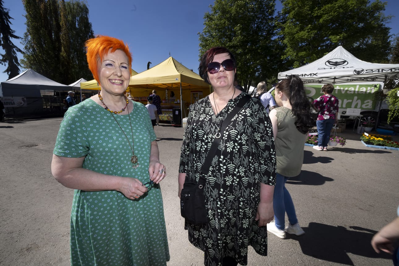Tiina Paavola (vas.) ja Taina Kivistö etsivät Lapua kukkii -tapahtumasta kesäkukkia pihoilleen ja terasseilleen. Kivistö suosii vaaleanpunaisia ja Paavola monen värisiä kukkia.