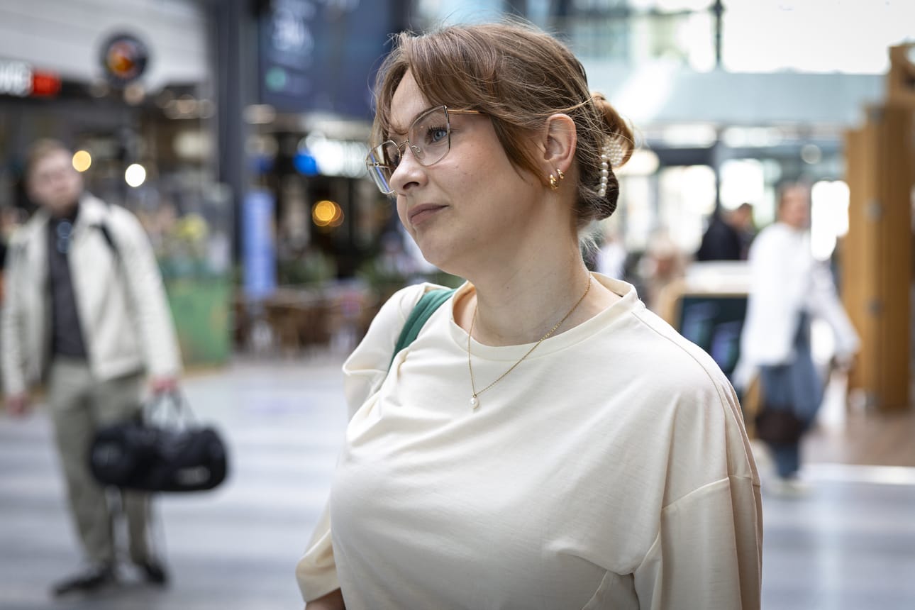 Camilla Koivisto odottaa Valkean kesäkadulla toista Camillaa. He ovat sopineet työlounaan, mutta ravintola päätetään vasta kohdatessa. Tapaamispaikka on Koivistolle tyypillinen. –Yleensä on vaikea sopia jo etukäteen, minne mennään, niin tämä on kätevä.
