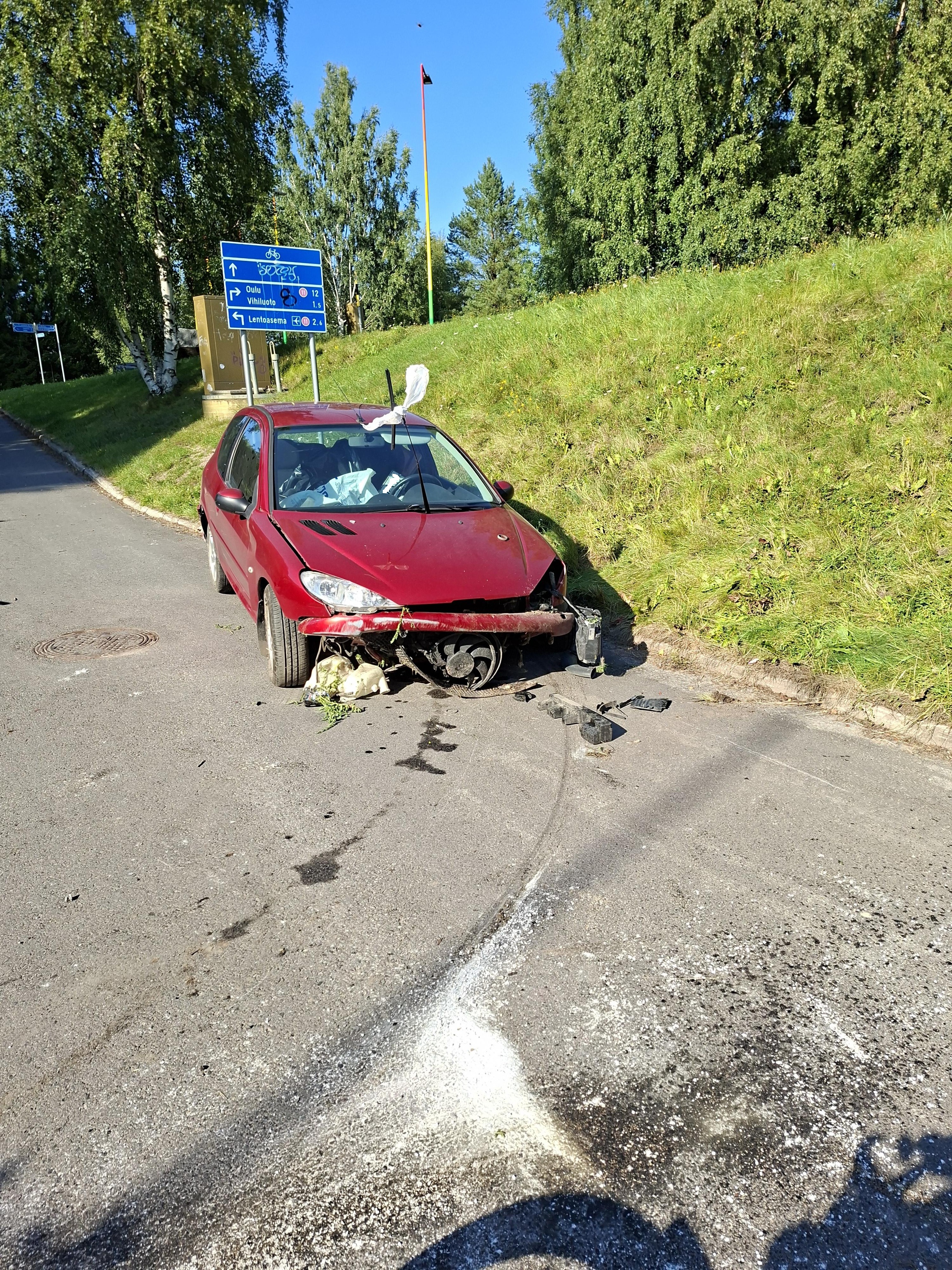 Auto suistui kaiteen yli Oulunsalossa – kuljettaja kertoi poliisille hätistelleensä ampiaista