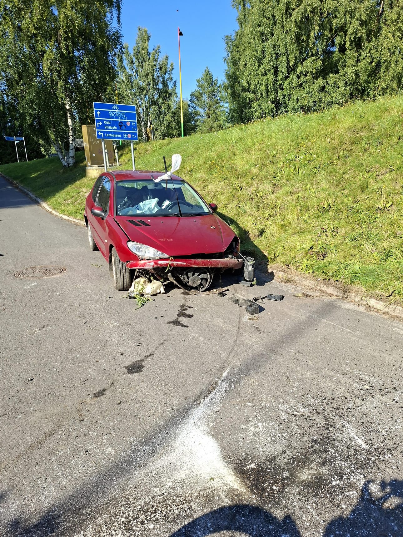 Auto vaurioitui keulastaan pahoin ja turvatyyny laukesi.