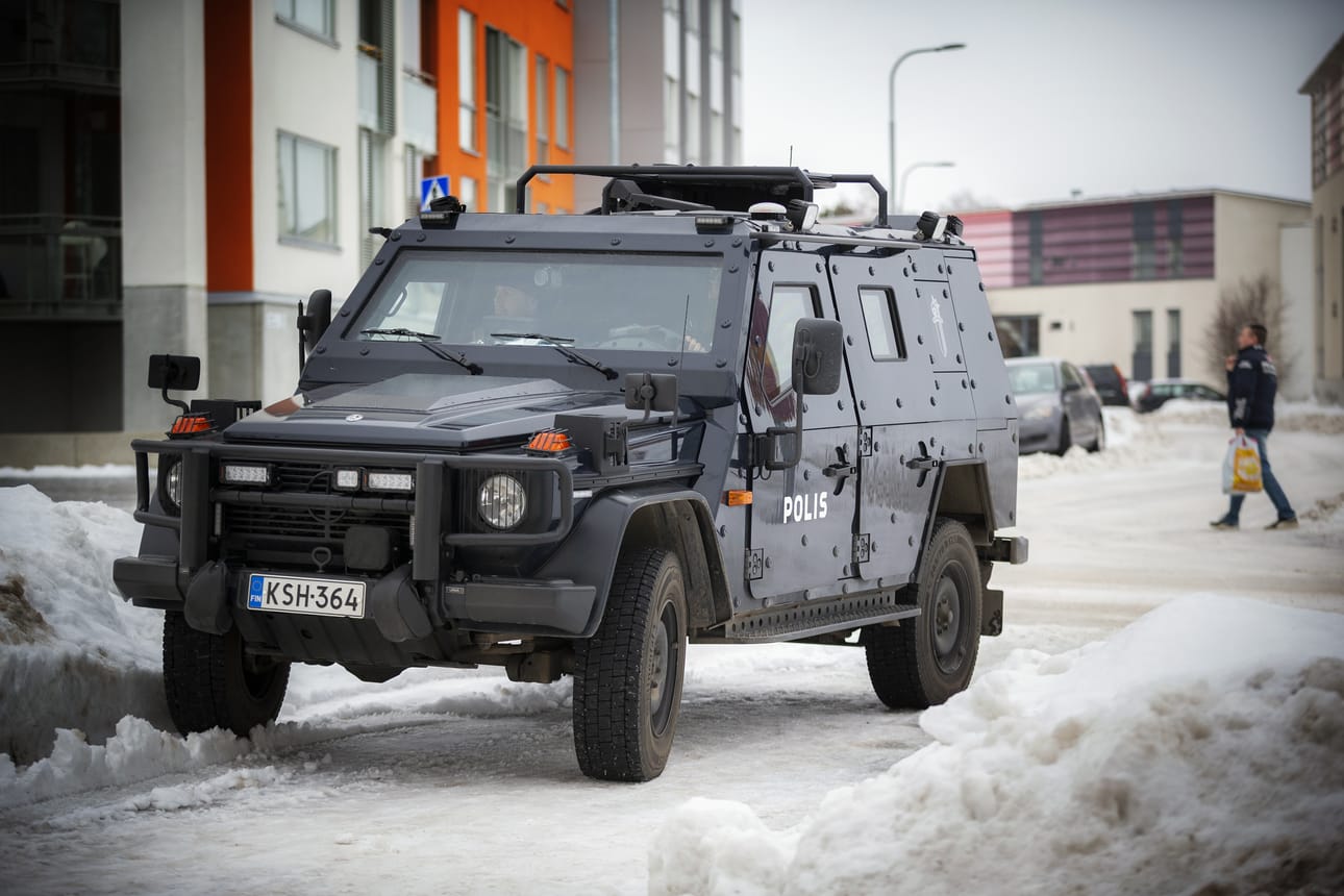 Poliisin panssariauto oli maanantaina Vaasassa.