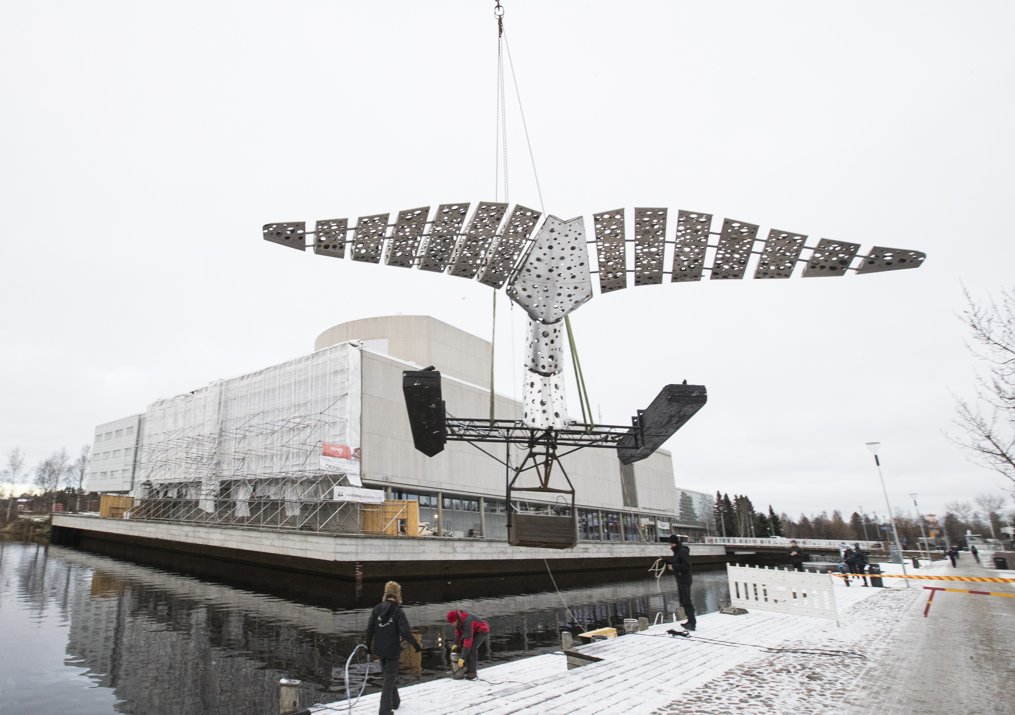 The Whale -teos vaati Louxor Spectacle -valotataiteilijaryhmältä monen tunnin työn ennen kuin se saatiin laskettua Pokkisen väylään.