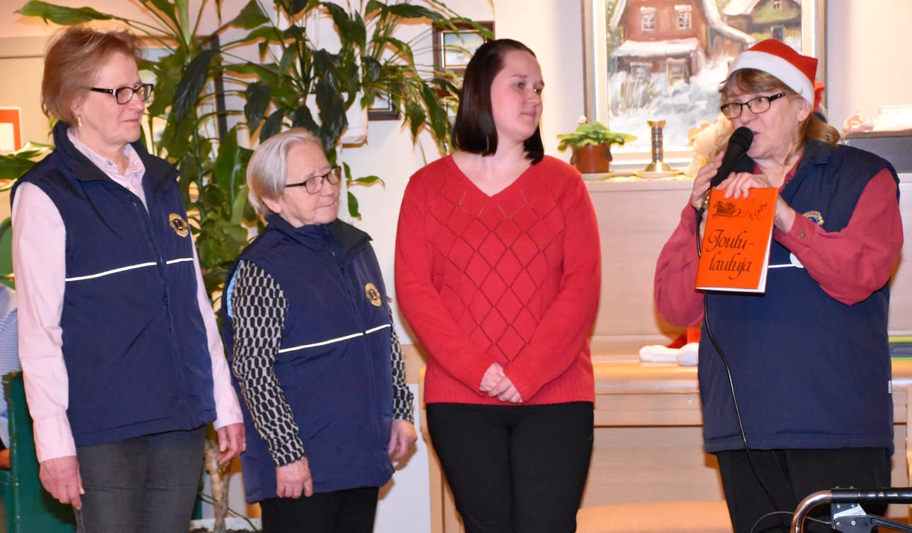 Valmankoti sai omat joululaulukirjat. Lahjoittajana toimineen Lions klubin Posion Livon liitännäisklubin puolesta kirjat luovuttivat Helvi Lantto (oik.), Vuokko Jokela (vas.) ja Anneli Jurmu. Kirjat vastaanotti Elina Ruokamo.