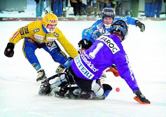 Oululaista jääpalloa. Oulun Palloseuran maalissa Pertti Virtanen joutui tapanina 2004 antautumaan kuusi kertaa luistinseuran hyökkäyksille.