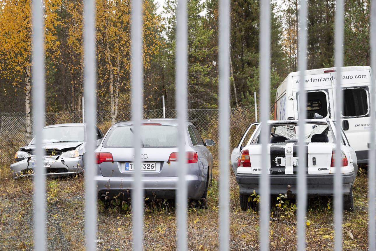 Hylättyjä autoja pidetään kaupungin varikolla 30 päivää, jonka jälkeen niiden omistajuus siirtyy kaupungille. Tämän jälkeen huonokuntoisimmat myydään romuraudaksi.