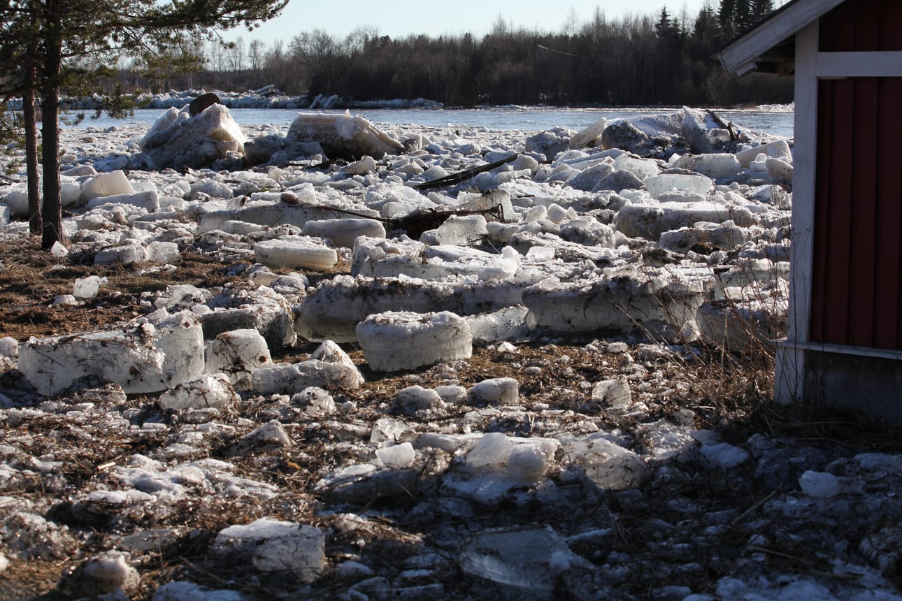 Jääpato nosti vettä Pyhäjoen keskustassa ja jätti jälkeensä suuria jäälohkareita huhtikuussa 2013.